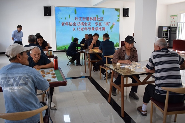 头紧锁思考, 在楚河汉界